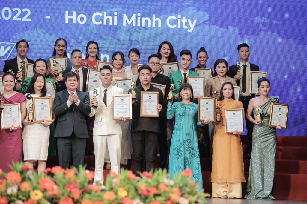 Bà Vũ Thị Thủy - Giám đốc của Công ty Cổ Phần Xuất Nhập Khẩu lên nhận giải thưởng Top 10 Thương Hiệu Xuất Sắc Châu Á