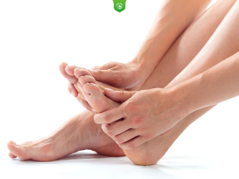 Chăm sóc bàn chân người bệnh đái tháo đường bằng cách kiểm tra hằng ngày.